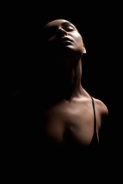 Karanlıktaki seksi kadın silueti. Güzel vücut tutkusu Siyah arka plan üzerindeki kız