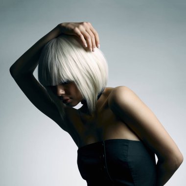 Güzel sarı saçlı genç bayan. Fringe ve Bob saç stili. Beyaz saçlı moda kızı. Stüdyoda şehvetli poz modeli