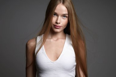 Güzel sarışın genç kadın. Sağlıklı saçlı, gülümseyen güzel kızın güzel portresi.