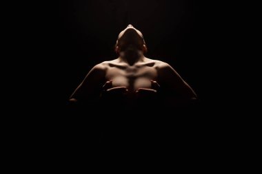 Karanlıkta çıplak kadın silueti. Güzel Çıplak Vücut Kızı