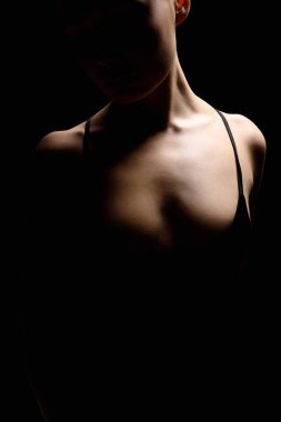 Karanlıktaki seksi kadın silueti. Güzel Vücut Kızı siyah arka planda