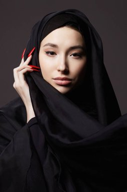 Güzel İslamcı genç kadın. tesettürlü güzel kız. moda doğulu model