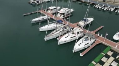 Yat kulübünün hava görüntüsü. Kenetlenmiş yelkenliler, yatlar. Yüksek kalite 4k görüntü