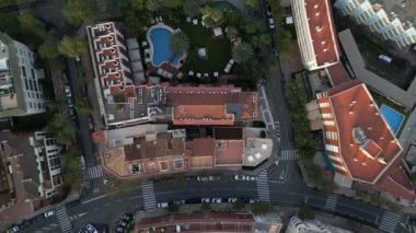Cambrils, Tarragona, İspanya 'daki Monica Oteli' nin hava görüntüsü. 2022 4k İHA videosu. Yüksek kalite 4k görüntü