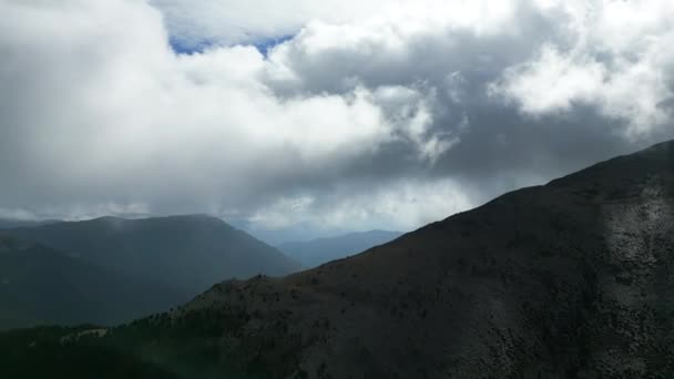 Colpo Aereo Volare Tra Nuvole Sulle Verdi Colline Andorra Montagne — Video Stock