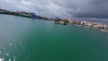 Tekneler ve yatlarla birlikte Cambrils limanının dinamik fpv görüntüsü. Yüksek kalite 4k görüntü
