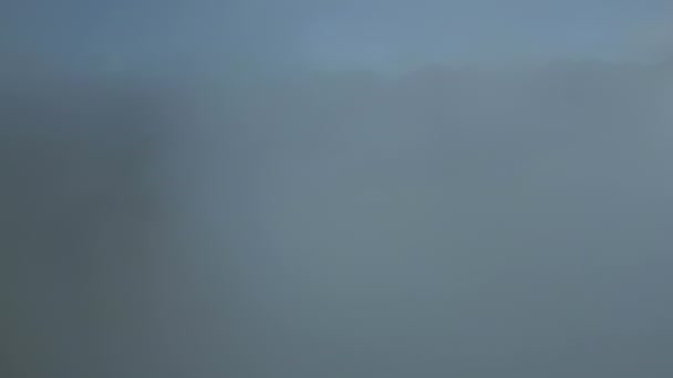 空中射击 安道尔山覆盖着青草和树木 在青山上空掠过云彩 晨雾弥漫在山中的低云 生态旅游和农村娱乐 高质量的 — 图库视频影像