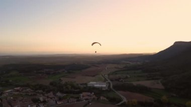 Devon kırsalının üzerinde uçan bir Paraglider 'ı takip eden hava görüntüsü. Yüksek kalite 4k görüntü