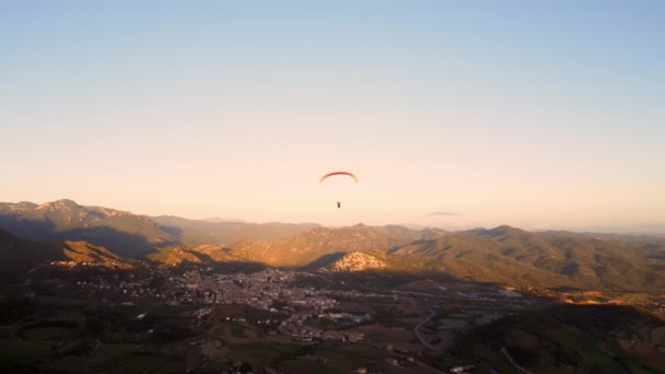 Flygskott Efter Paraglider Som Flyger Ovanför Devon Countryside Högkvalitativ Film — Stockvideo