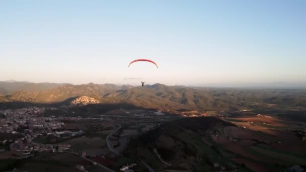 Flygskott Efter Paraglider Som Flyger Ovanför Devon Countryside Högkvalitativ Film — Stockvideo