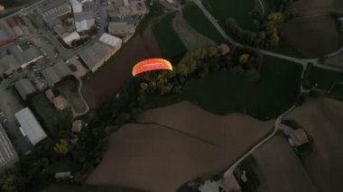Devon kırsalının üzerinde uçan bir Paraglider 'ı takip eden hava görüntüsü. Yüksek kalite 4k görüntü