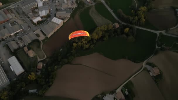 Tiro Aéreo Seguindo Parapente Voando Acima Devon Countryside Imagens Alta — Vídeo de Stock