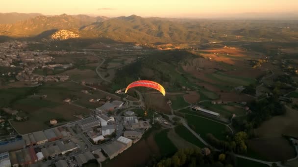 Letecký Výstřel Paraglidingem Letícím Nad Devon Countryside Vysoce Kvalitní Záběry — Stock video