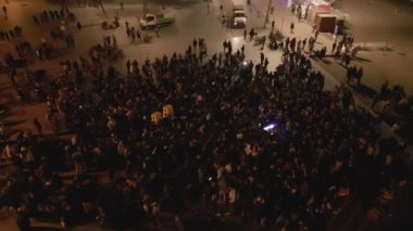 Şehirdeki bir açık hava sahne konserinde çekilen hava görüntüleri. Dom Whiting DJ 'i Barcelona Yüksek Kaliteli 4K görüntü