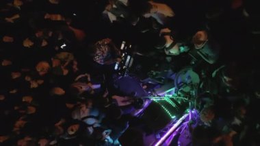 Şehirdeki bir açık hava sahne konserinde çekilen hava görüntüleri. dikey yönelim. Yüksek kalite 4k görüntü Dom Withing davul ve temel DJ seti