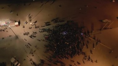 Şehirdeki bir açık hava sahne konserinde çekilen hava görüntüleri. Dom Whiting DJ 'i Barcelona Yüksek Kaliteli 4K görüntü