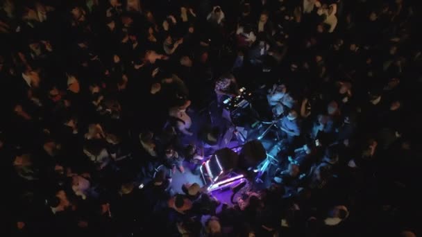 市内の夜に野外ステージコンサートの上で空中撮影 人々が踊る Dom Whiting Djセットでバルセロナ高品質4K映像 — ストック動画