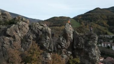 Bir grup dağcı ve güzel manzaralı kayalık duvarlar arasında uçan drone çekimi, güzel bir arka planla kayalıklara tırmanan bir grup dağcı. Büyük Katalonya bayrağıyla