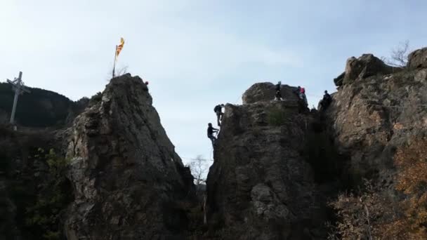 스페인의 카탈루냐에서 그룹의 등산객 아름다운 배경을 가지고 절벽을 오르는 무인기가 — 비디오