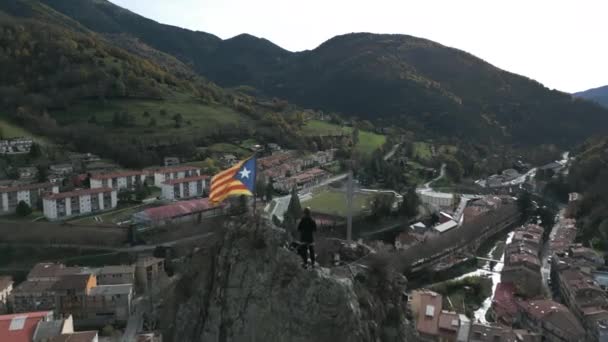 드론으로 플래그앤 크로스와 산꼭대기에 있는걸찍었어요 드론을 이용하여 스페인의 카탈루냐에 아름다운 — 비디오