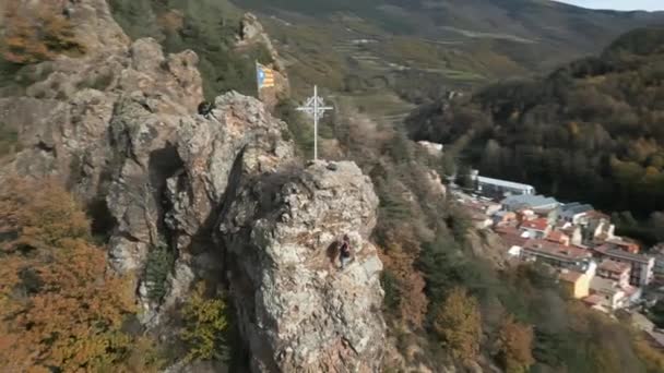 위에서 아름다운 풍경을 가로지르는 장면을 찍었습니다 카탈루냐 지역의 바람에 나부끼고 — 비디오