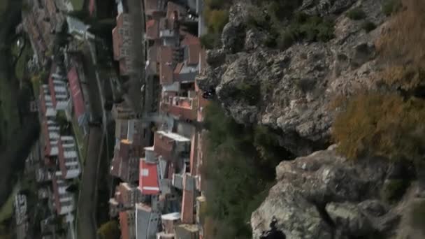 登山家のグループの空中垂直ドローンショットは スペインのカタルーニャ州で美しい背景と崖を登る 高品質4K映像 — ストック動画