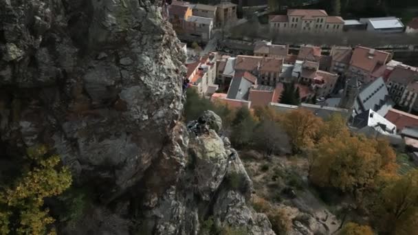 절벽을 오르는 아름다운 십자가가 반가들의 카탈루냐의 아름다운 배경으로 절벽을 오르는 — 비디오
