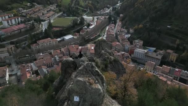 Снимок Беспилотника Группы Альпинистов Взбирающихся Скалу Красивым Фоном Каталонии Испания — стоковое видео