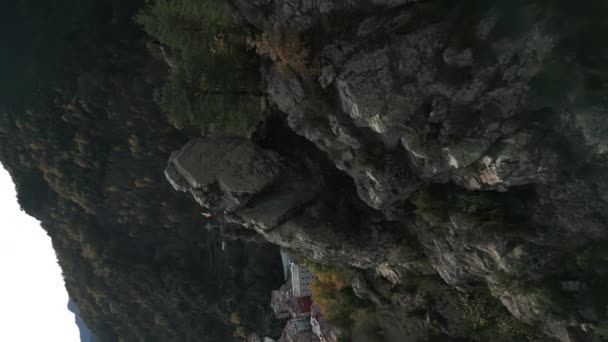 스페인의 카탈루냐를 배경으로 절벽을 오르는 일단의 등산객들 공중에서 드론으로찍은 사진이었다 — 비디오
