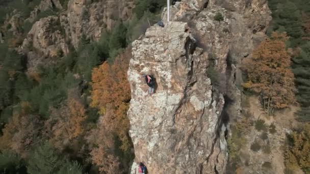 절벽을 오르는 아름다운 십자가가 반가들의 카탈루냐의 아름다운 배경으로 절벽을 오르는 — 비디오