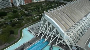Yavaş, pürüzsüz drone çekimi - Sanat ve Bilim Müzesi - Valencia İspanya - Ciudad de las Artes y las Ciencias, Bulutlu bir gün, şehir manzarası. kalite 4k görüntü