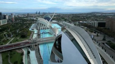 Yavaş, pürüzsüz drone çekimi - Sanat ve Bilim Müzesi - Valencia İspanya - Ciudad de las Artes y las Ciencias, Bulutlu bir gün, şehir manzarası. kalite 4k görüntü
