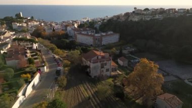 Sant Pol de Mar kasaba manzarasının sinematik drone çekimi, Maresme İspanya Aralık 2022 Akdeniz Okyanusu Maresme turizm plajlarına bakan kaygan sinematik çekim. Yüksek kalite 4k