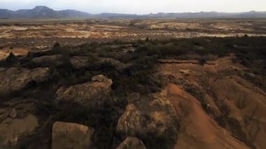 Bardenas Reales 'in güneydoğu Navarre, İspanya' daki hava manzarası. Yüksek kalite 4k görüntü
