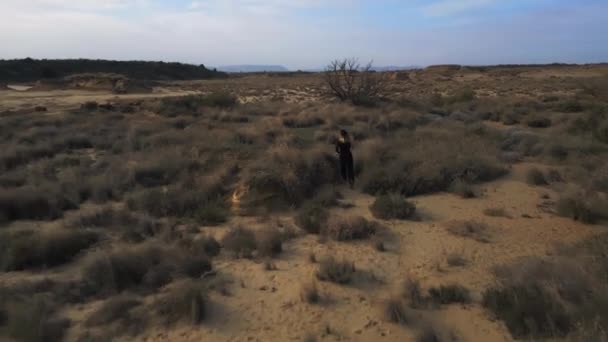 무인기에 수트를 소녀가 스페인 나바라의 바르데 사막을 돌아다니는 장면이 잡혔다 — 비디오