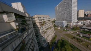 Çok katlı ve çok katlı binalar boyunca dinamik aralıklar, kemer açıklıkları, bir müzik videosu için sinematik endüstriyel çekim. Moskova 'nın Pechatniki ilçesi, yüksek kaliteli 4K görüntüler.