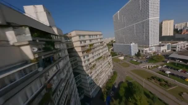 Dinamis Membentang Sepanjang Dan Dekat Bangunan Multi Lantai Mencakup Lengkungan — Stok Video