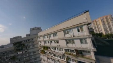 Çok katlı ve çok katlı binalar boyunca dinamik aralıklar, kemer açıklıkları, bir müzik videosu için sinematik endüstriyel çekim. Moskova 'nın Pechatniki ilçesi, yüksek kaliteli 4K görüntüler.