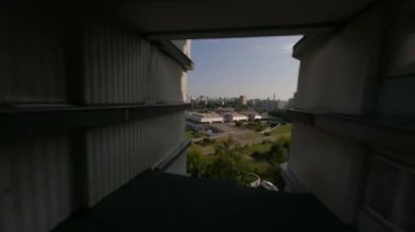 Çok katlı ve çok katlı binalar boyunca dinamik aralıklar, kemer açıklıkları, bir müzik videosu için sinematik endüstriyel çekim. Moskova 'nın Pechatniki ilçesi, yüksek kaliteli 4K görüntüler.