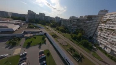 Çok katlı ve çok katlı binalar boyunca dinamik aralıklar, kemer açıklıkları, bir müzik videosu için sinematik endüstriyel çekim. Moskova 'nın Pechatniki ilçesi, yüksek kaliteli 4K görüntüler.