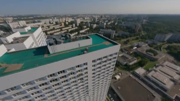 Dinamis Membentang Sepanjang Dan Dekat Bangunan Multi Lantai Mencakup Lengkungan — Stok Video