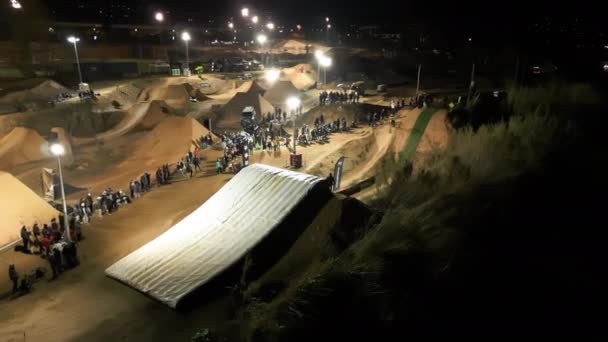 Night Aerial Shot Night Ride Lapoma Bike Park Happy Ride — Vídeo de Stock