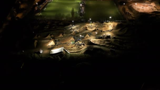 ラポマ バイク パークでの夜間空撮 Happy Ride Weekend Event カタロニアスペイン 2022年12月19日 高品質4K映像 — ストック動画