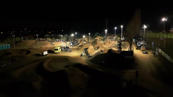 ラポマ バイク パークでの夜間空撮 Happy Ride Weekend Event カタロニアスペイン 2022年12月19日 高品質4K映像 — ストック動画