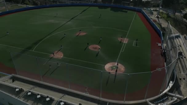 Вид Воздуха Бейсбольное Поле Людьми Играющими Футбол Олимпийский Парк Монжуик — стоковое видео