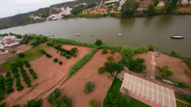 Fpv Drone Vuelo Largo Tirolina Cruzando Río San Lucar Guadiana — Vídeo de stock
