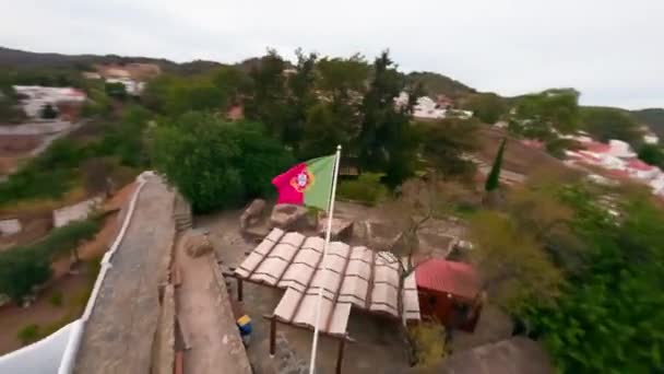Fpv Drone Shot Vuelo Por Encima Pequeña Ciudad Blanca San — Vídeo de stock