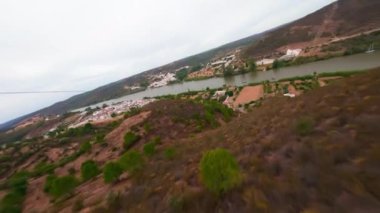 FPV insansız hava aracı nehri geçen kablo hattı boyunca uçuyor. San Lucar de Guadiana, İspanya. Yüksek kalite 4k görüntü