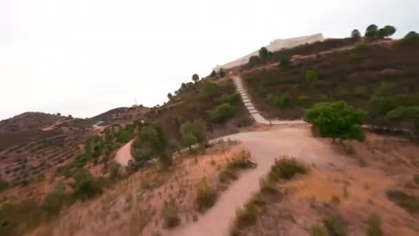 Fpv Flight Ovan Förskönar Slottet Toppen San Lucar Guadiana Hillock — Stockvideo