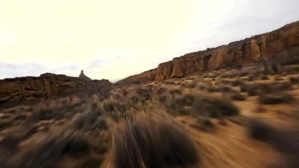 Динамический Снимок Беспилотника Bardenas Reales Пустыни Высокой Скорости Между Узкими — стоковое видео